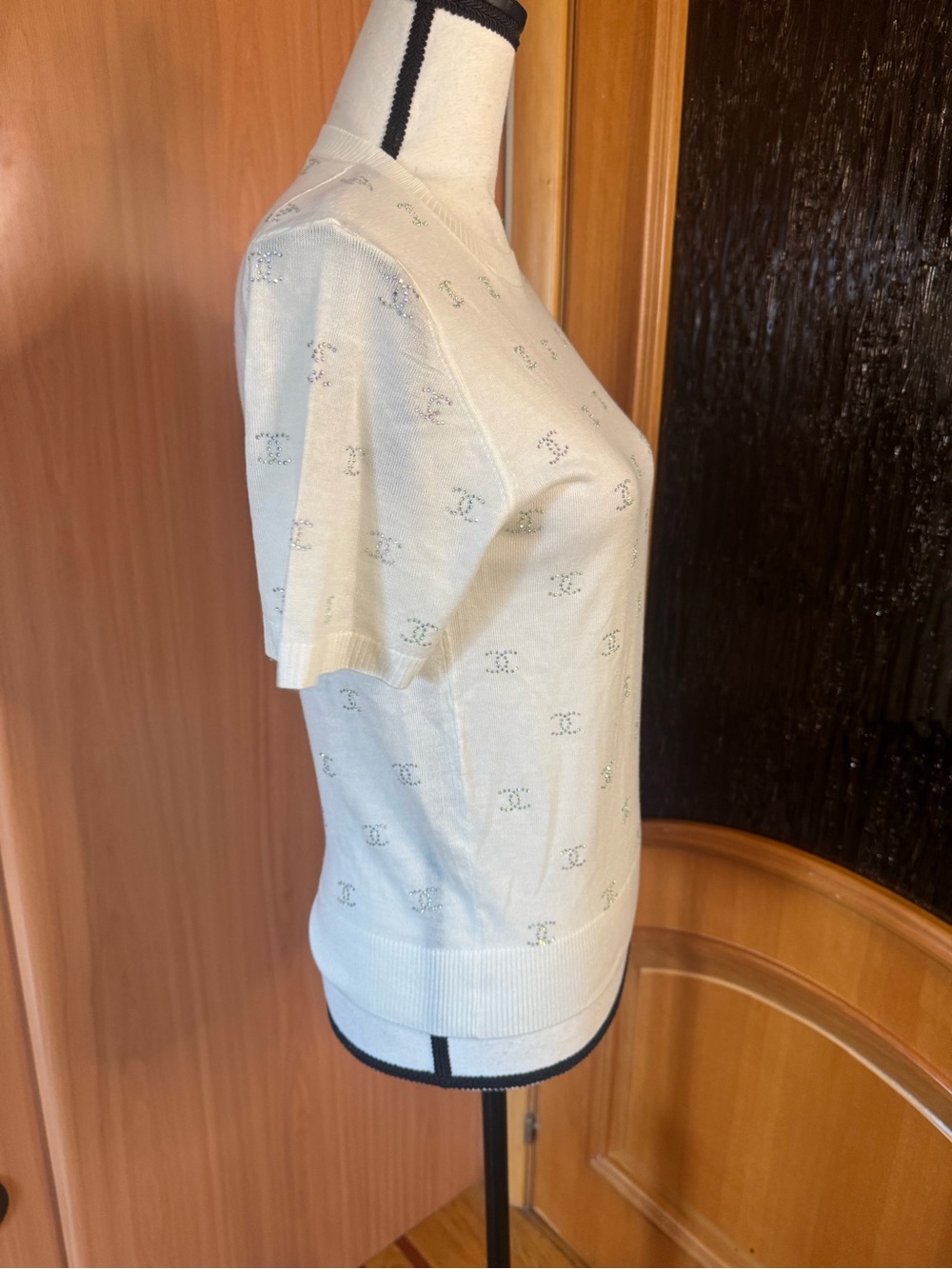 CHANEL Cream Short Sleeve Knit Top with Subtle Swarovski CC Eyelet Motif Sz M - Picture 6 of 16